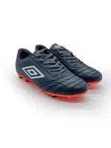 Championes de fútbol Umbro modelo Clasic II HG, color azul marino con detalles en naranja vibrante. Presentan un diseño clásico con el logo de la marca en el lateral y suela con tapones para césped.
