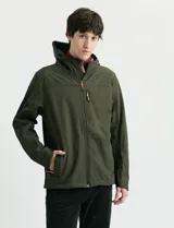 Campera softshell color verde militar, con capucha ajustable, cierre frontal completo y bolsillo vertical en el pecho con detalles en naranja.