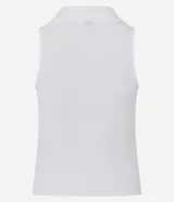 Blusa sin mangas de color blanco, con cuello polo y escote en V, confeccionada en algodón con elastano.