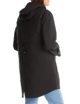 Gabardina técnica negra con sistema 3 en 1, compuesta por una capa exterior resistente al viento y lluvia con capucha, cierre frontal con solapa y bolsillos, y un chaleco interior capitoneado desmontable para mayor abrigo.