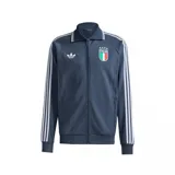 Campera deportiva Adidas Originals de la selección de Italia, color azul marino con cuello polo, cierre frontal completo, bolsillos laterales y las icónicas tres tiras blancas en las mangas. Presenta el logo del trébol de Adidas y el escudo de la selección italiana en el pecho.