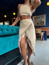 Top beige con cuello halter y espalda descubierta.