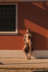 Bikini color marrón oscuro, con corpiño triangular y bombacha tipo cola less regulable.