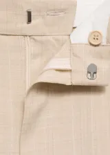 Pantalon de vestir de corte recto y tiro medio, con cierre frontal de cremallera y botón, trabillas para cinturón y detalle de pinzas.