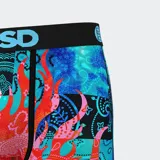 Calzoncillos bóxer estampados con diseño de llamas y bandanas en tonos rojo, naranja, azul y celeste. Cintura elástica negra con logo de la marca en celeste.