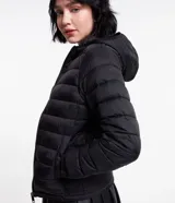 Campera ultra leve Blue Steel, confeccionada en poliamida, con diseño de gajos, capucha, cierre frontal por cremallera, bolsillos laterales con botones y elástico en los puños.