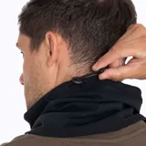 Cuello térmico deportivo Merrell, color negro, con logo de la marca estampado en blanco. Diseño ergonómico ideal para actividades al aire libre y protección contra el viento.