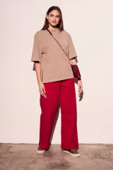 Remera marrón con rayas horizontales blancas, cuello redondo y mangas cortas.