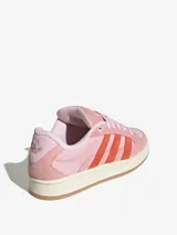 Zapatillas Adidas Campus 00s Beta color rosa con las tres tiras laterales en naranja. Inspiradas en las zapatillas de skate clásicas de Adidas Wilcox y Beta.