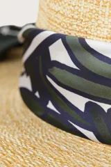 Pañuelo cuadrado de seda con estampado geométrico abstracto en tonos verde oscuro, azul marino y blanco. Presenta un borde ancho en color verde oscuro con la inscripción de la marca Zingara repetida en los cuatro lados.