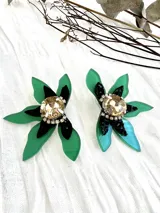 Par de aros colgantes con forma de flor, pétalos verdes y centro dorado con strass negros y cristal color champagne.
