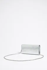 Cartera de mano tipo sobre, color plateado metalizado, con cierre de broche metálico y asa de cadena extraíble.