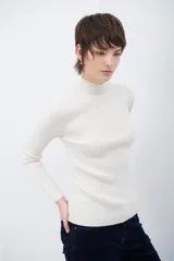 Polera de tejido morley con cuello alto, manga larga y ajuste al cuerpo.
