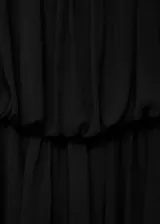 Vestido corto de estilo globo, color negro, con tirantes finos, escote recto y detalle fruncido en la cintura. Incluye forro interior.