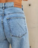 Pantalón de jean estilo wide leg con costuras verticales frontales, tiro alto y bolsillos laterales.