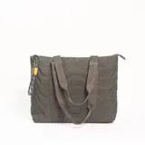 Cartera tipo tote de color verde oliva, con diseño acolchado de costuras onduladas. Cuenta con doble asa de hombro y un detalle decorativo de mosquetón con cordón en el lateral.