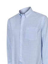 Camisa de manga larga RKF modelo Wf Pb, de calce regular, color celeste con diseño a cuadros. Cuenta con cuello abotonado, cierre frontal de botones, bolsillo en el pecho con logo bordado y acabado resistente a las arrugas.