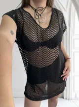 Remerón de tejido de red calada color negro, con mangas cortas y cuello en V.