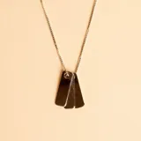 Collar de cadena fina tipo veneciana en plata 925, con tres dijes colgantes rectangulares lisos y minimalistas.