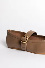 Ballerinas color marrón con correa sobre el empeine y hebilla dorada.