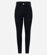 Pantalón skinny básico de sarga color negro, con cintura media, trabillas, cierre frontal con botón y cremallera, bolsillos delanteros y traseros.