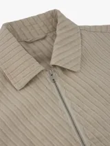 Campera rústica de color beige con diseño a rayas verticales, cuello camisero y cierre frontal de cremallera metálica.