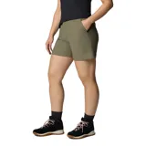 Short de senderismo color verde oliva, con cintura elástica, bolsillos laterales y bolsillo trasero con cierre a presión. Confeccionado con tecnología de protección solar y repelente de manchas.
