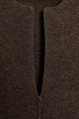 Vestido midi de punto en color marrón oscuro, con cuello redondo y escote en pico, manga corta y costuras marcadas en la parte frontal.