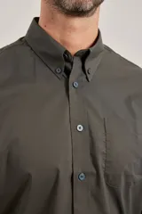 Camisa azul de algodón con elastano, cuello button-down y manga larga.