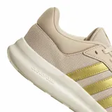 Championes Adidas modelo Lite Racer 4.0, color beige con detalles en dorado en las icónicas tres tiras laterales. Presentan una estructura de malla transpirable y entresuela con tecnología Cloudfoam para mayor amortiguación.