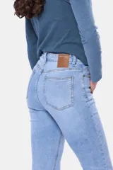 Pantalón jean skinny de tiro alto, color celeste claro, con bolsillos delanteros y traseros, y presillas para cinturón.