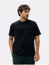 Remera negra de corte clásico y mangas cortas, con cuello redondo y bolsillo aplicado en el pecho.