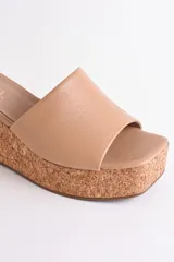 Sandalia dorada con plataforma de corcho, taco de 6.5 cm y plantilla cuadrada.