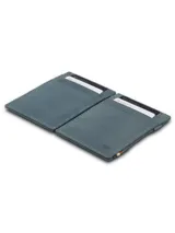 Billetera de cuero marrón con tarjetero y detalle de diseño minimalista.