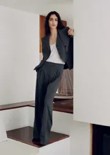 Pantalon de vestir de tiro medio con diseño recto y estilo sastrero. Cuenta con pinzas traseras, bolsillos laterales y cierre oculto con botón, gancho y cremallera.