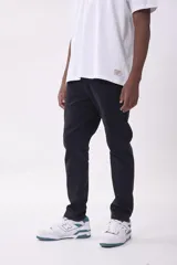 Pantalón de jean negro de corte recto.