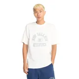 Remera New Balance modelo Graphic T-Shirt, color blanco con estampado tipográfico azul en el frente y cuello redondo.
