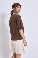 Remera blanca de corte recto y mangas cortas.