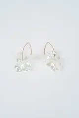 Aros colgantes con diseño de flor en color negro, con gancho metálico dorado.