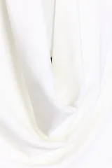 Body negro de cuello halter con detalle de pieza metálica y aplicación joya. Escote pico pronunciado y tejido drapeado. Cierre en bajo con botones a presión.