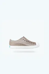 Championes slip-on color rosa con glitter y perforaciones, suela blanca.