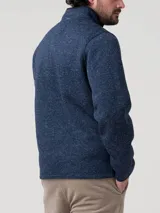 Polar de hombre color azul navy con efecto jaspeado, cuello alto y medio cierre frontal. Cuenta con bolsillos laterales y detalles en tono oscuro.