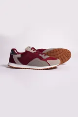 Championes urbanos de estilo casual, combinando paneles en color bordó y gris. Presentan suela de goma con base color caramelo, cierre con cordones y logo bordado en el lateral.