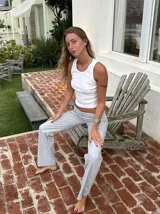 Pantalón recto de bengalina color celeste, tiro medio y cierre invisible.