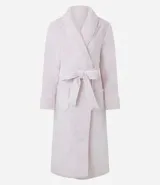 Bata de baño larga de Lov, confeccionada en tejido sherpa de textura aterciopelada. Presenta cuello con solapa, mangas largas, bolsillos frontales y lazo para ajustar en la cintura.