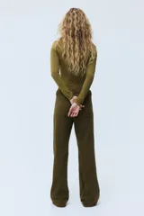 Pantalón de sarga de algodón verde militar, con piernas rectas y tiro medio. Presenta cierre con botón, bolsillos delanteros de parche conectados a las trabillas y bolsillos traseros también de parche.