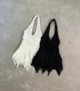 Vestido corto de encaje con escote halter y espalda descubierta.