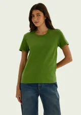 Remera básica azul de manga corta y corte slim, con escote redondo.