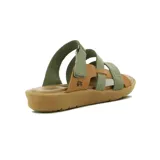 Sandalias de cuero color suela y marrón, con diseño de tres tiras cruzadas en el empeine y tira ajustable con velcro en el talón. Cuenta con suela plana y cómoda.