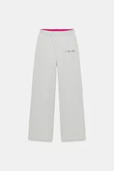 Pantalón jogger de tiro medio color gris melange, con cintura elástica ajustable, bolsillos laterales ocultos y detalle de logo bordado a contraste.